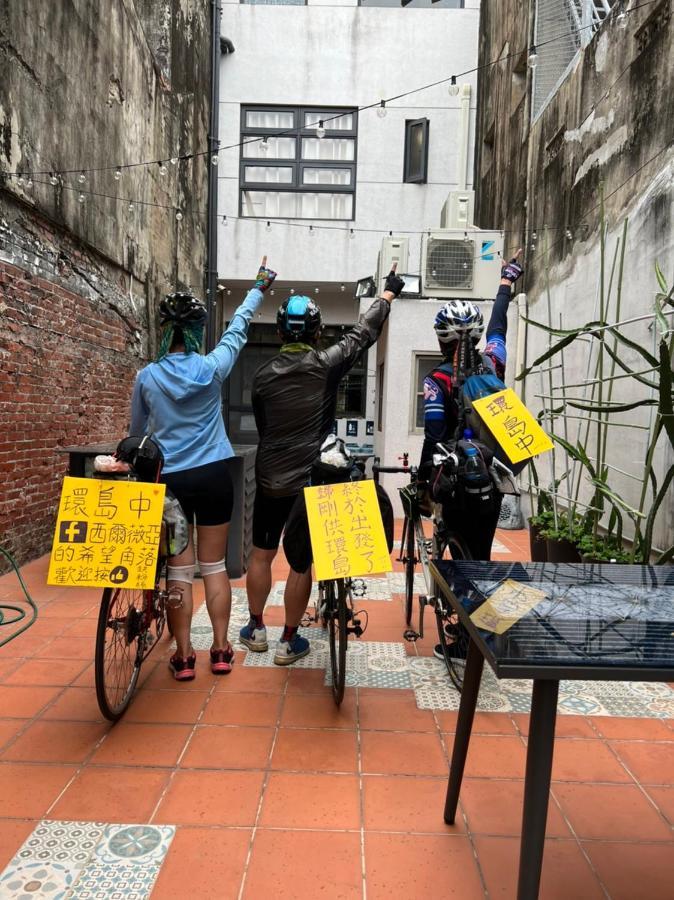 Local Backpacker Hostel Tainan Exterior foto