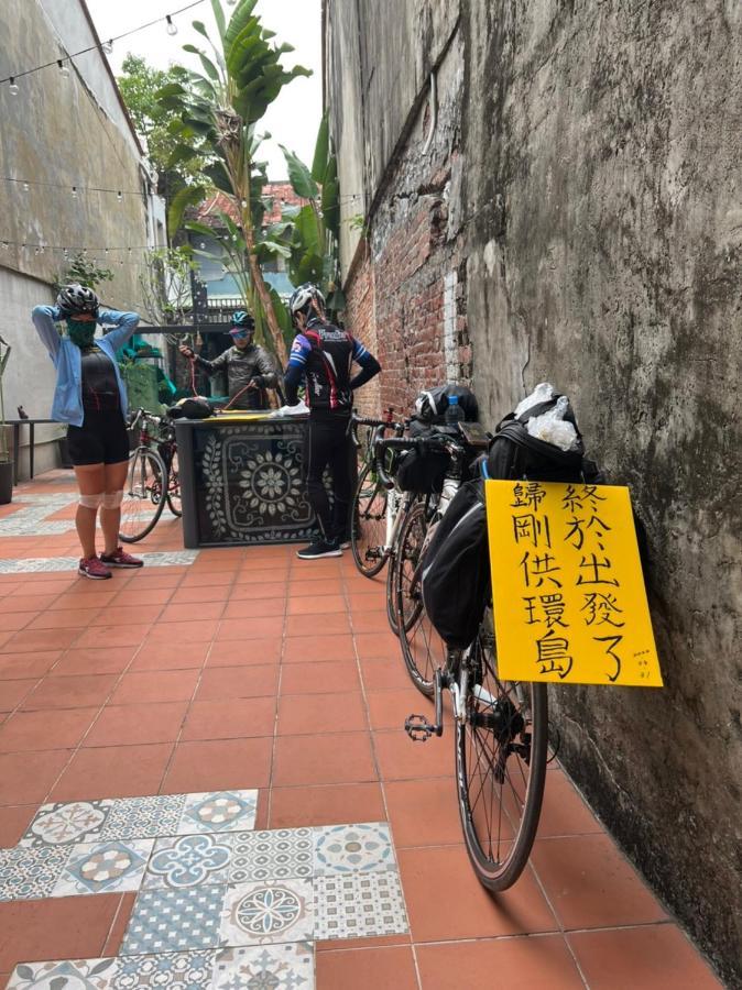 Local Backpacker Hostel Tainan Exterior foto